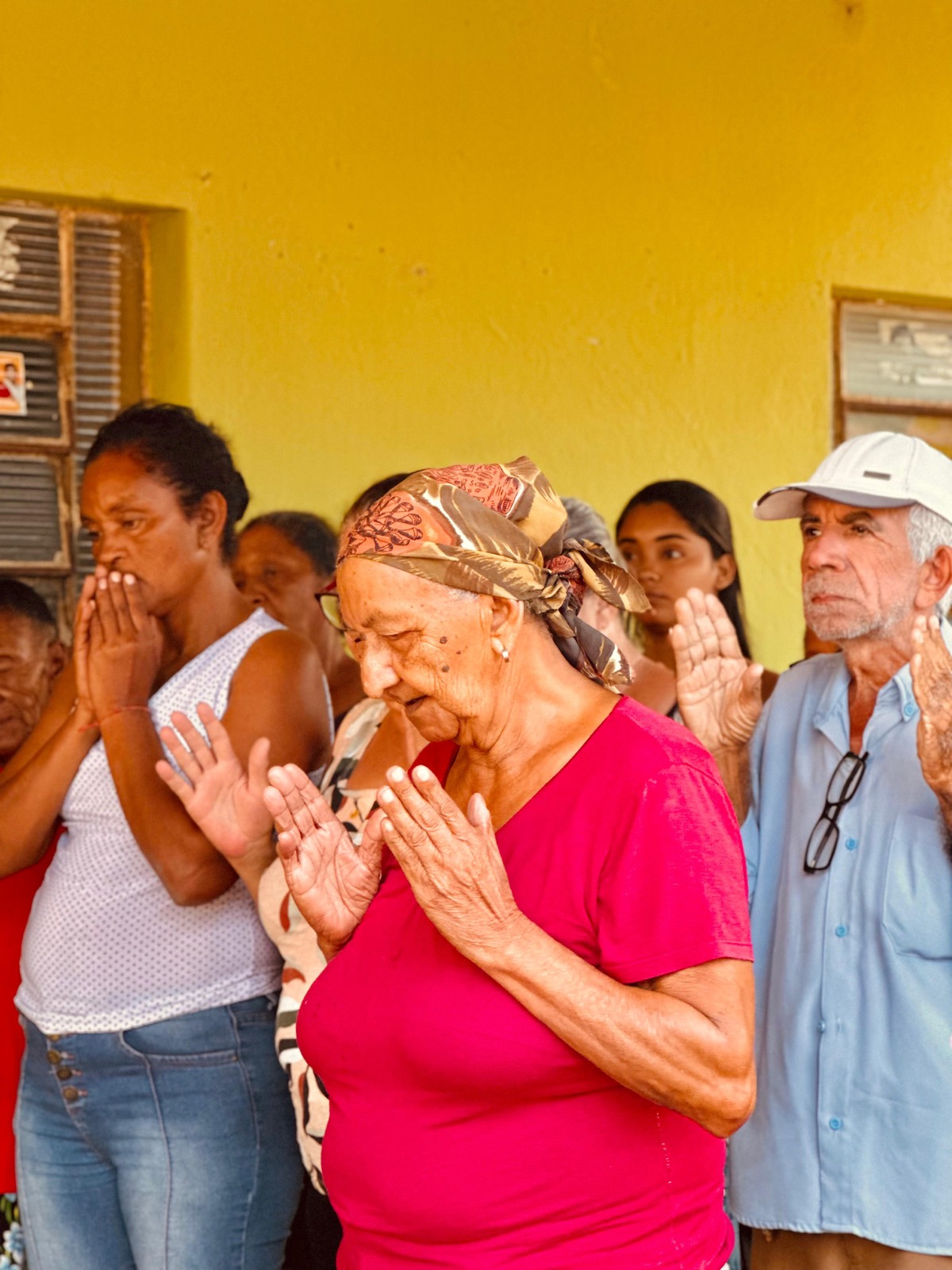 Comunidade em oração durante ação do projeto