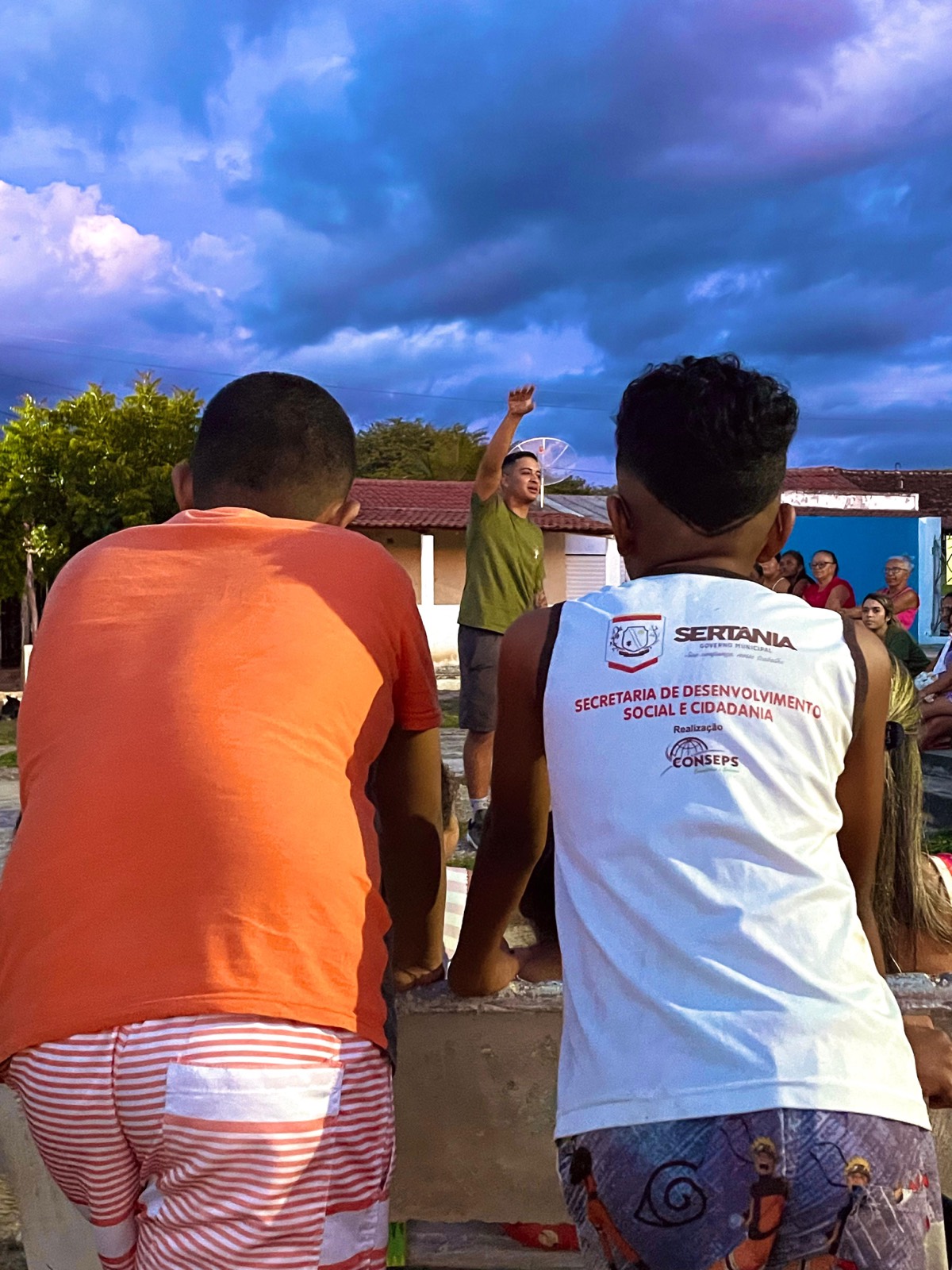 Pregação ao entardecer no sertão de Sertânia, Pernambuco