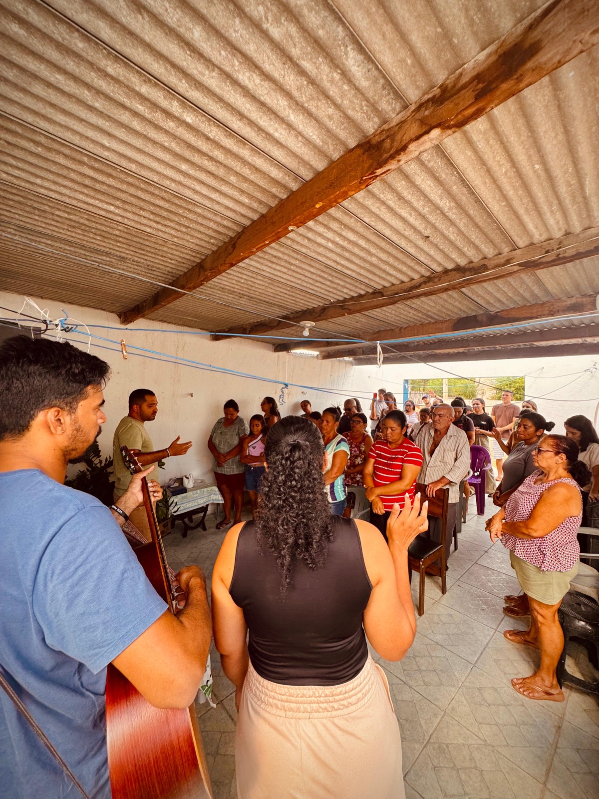 Momento de louvor com a comunidade