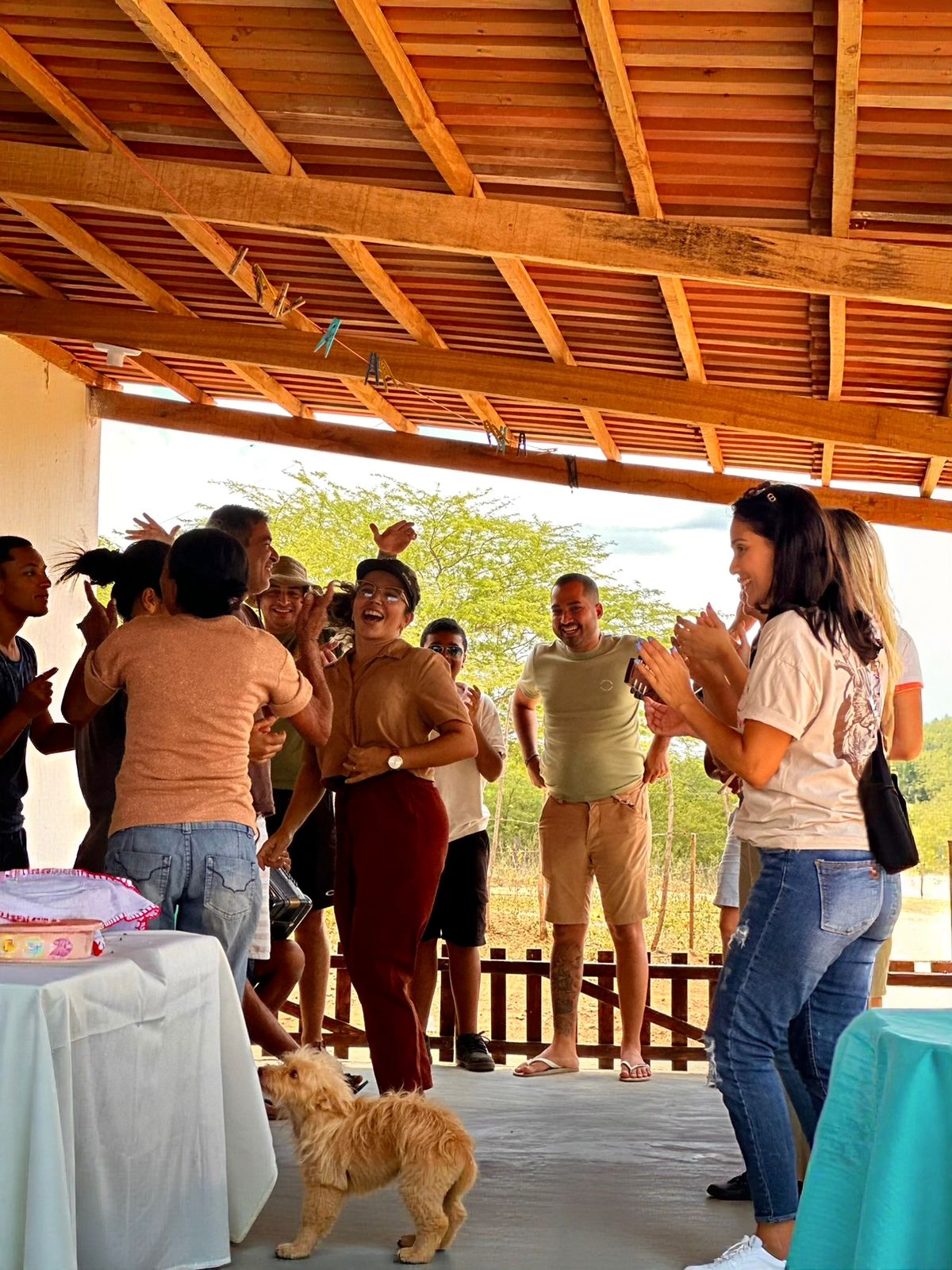 Comunidade em festa e comunhão durante ação do projeto
