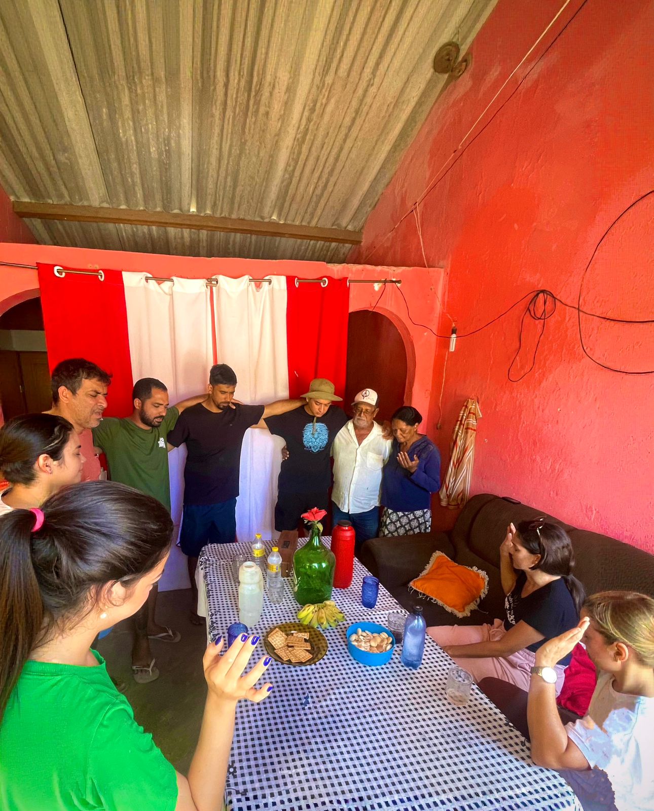 Equipe ora por uma família no sertão
