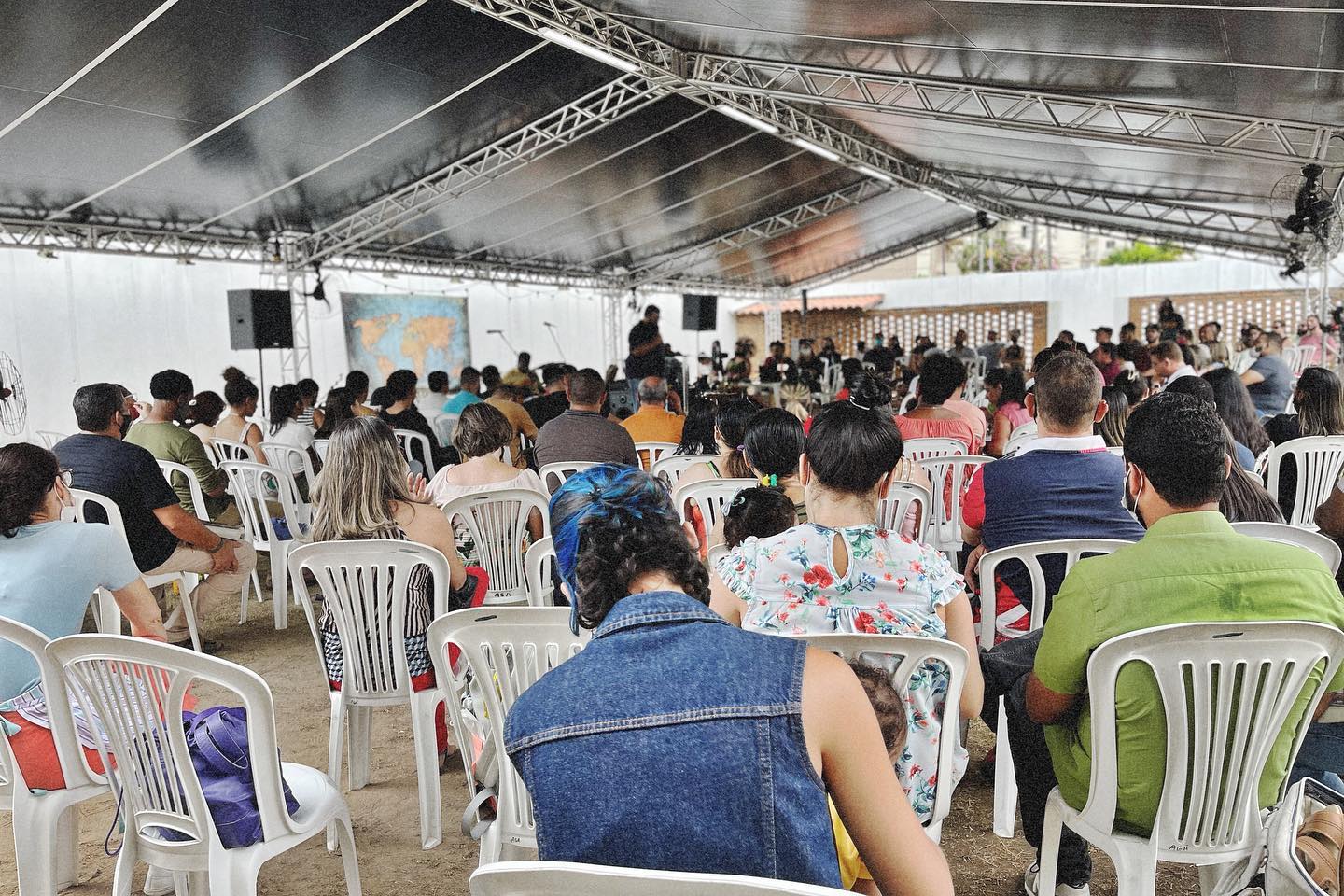 Culto reunido sob a tenda na Casa Apostólica Voz para as Nações