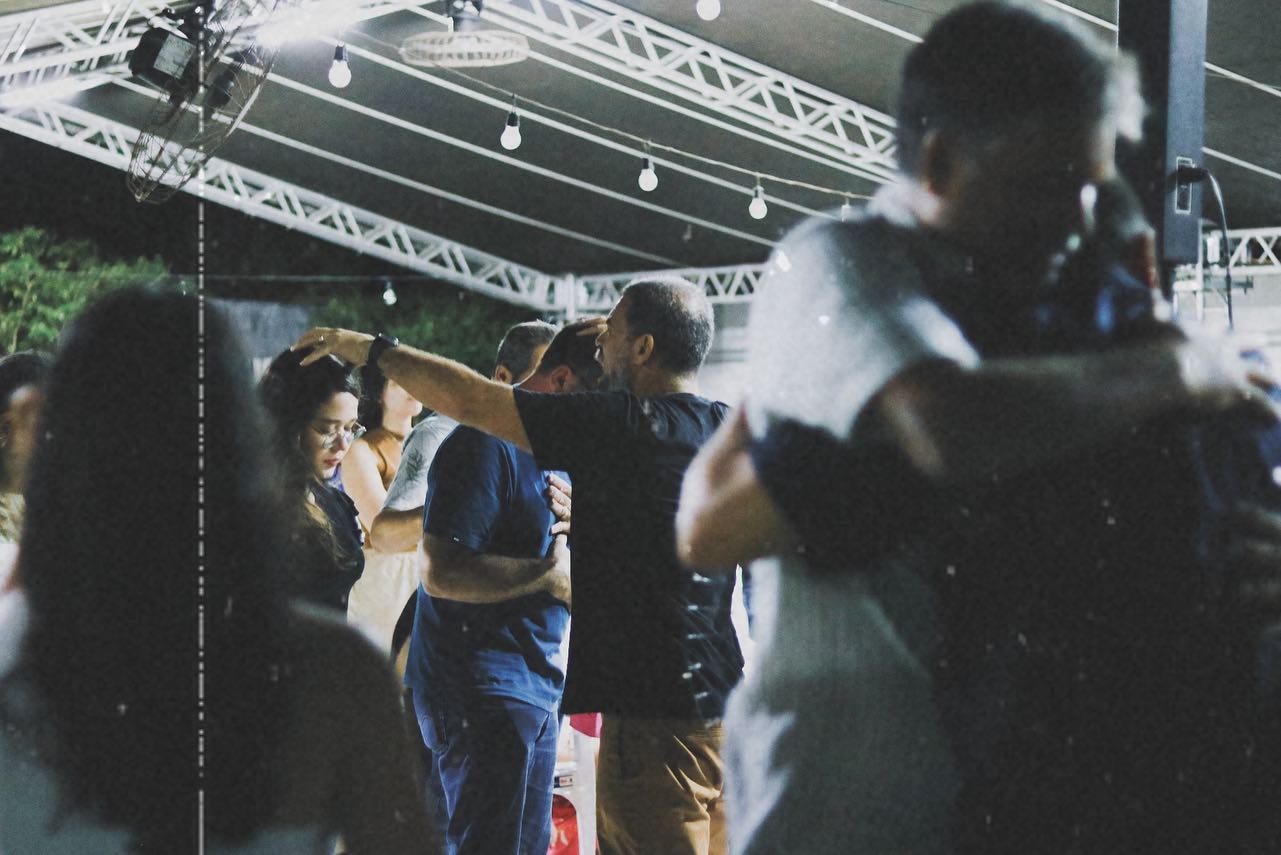 Oração e imposição de mãos durante o culto