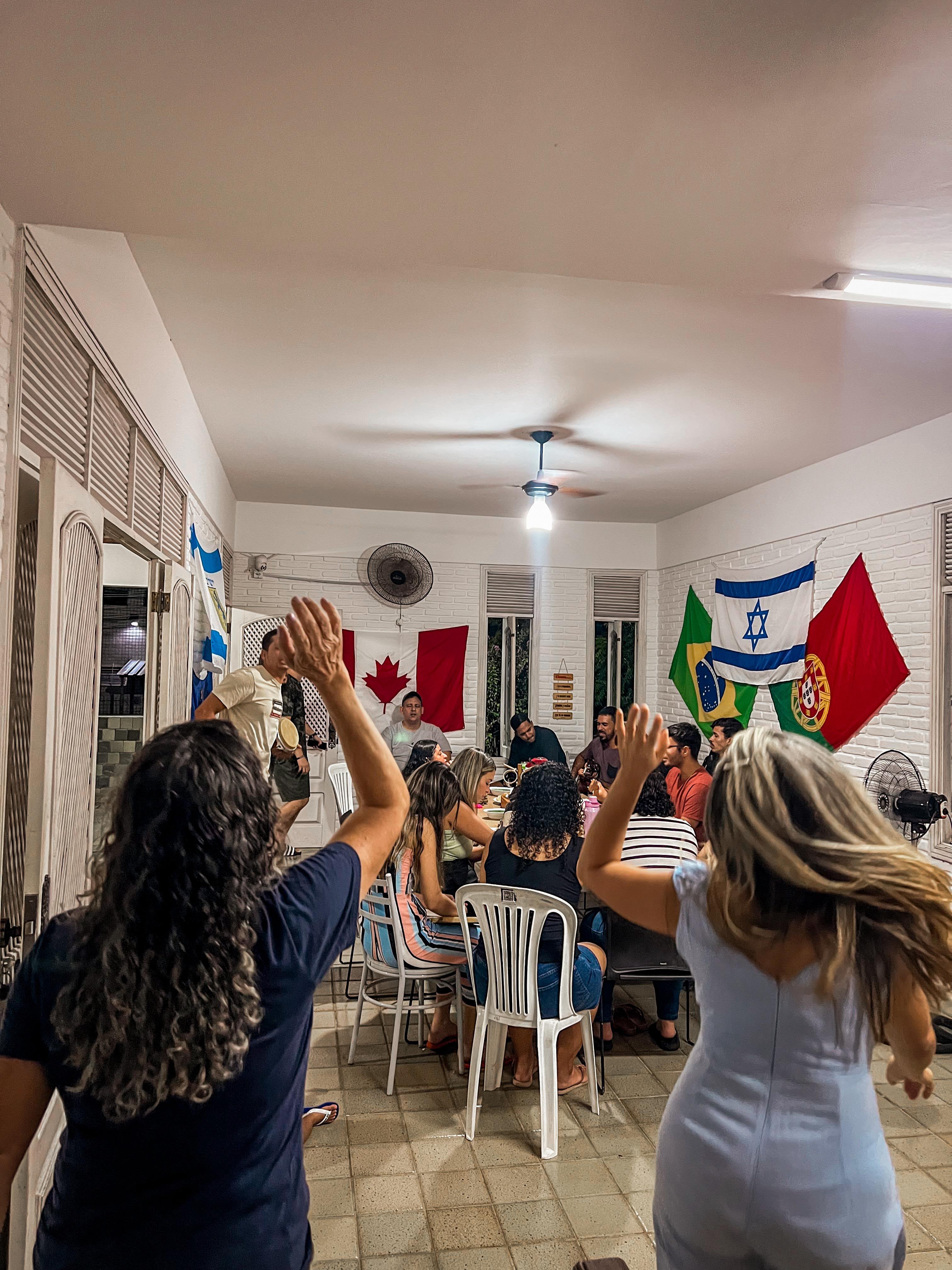 Louvor e intercessão pelas nações, com bandeiras de vários países